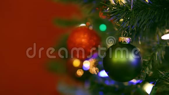 圣诞树上装饰着五颜六色的灯视频的预览图