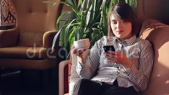 美丽的女人在午餐时休息坐在咖啡馆里慢动作视频的预览图