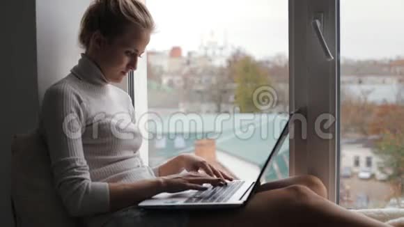 有笔记本电脑的年轻女人视频的预览图