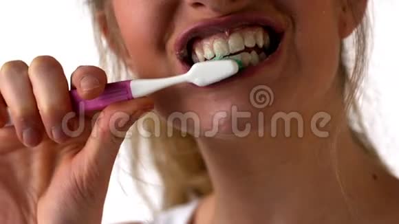 女人在白色背景下刷牙视频的预览图