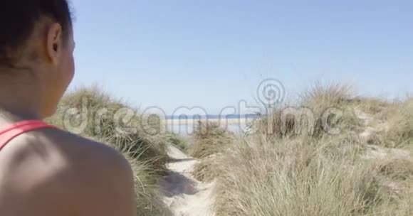 女人在海滩上慢跑视频的预览图
