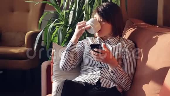 美丽的女人在午餐时休息坐在咖啡馆里慢动作视频的预览图