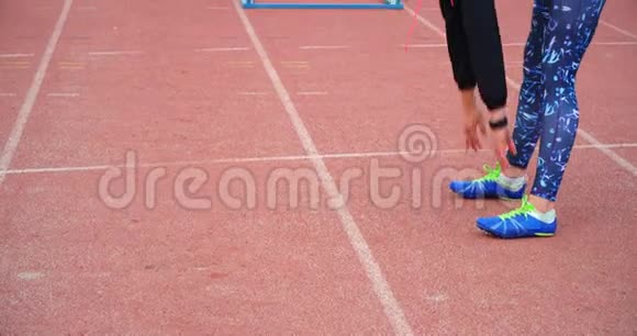 女运动员在跑道上运动4k视频的预览图