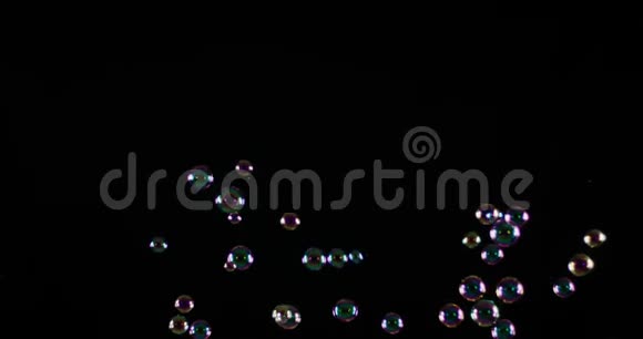 汤泡泡隔在黑色背景上视频的预览图