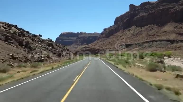 夏天开车穿过沙漠视频的预览图