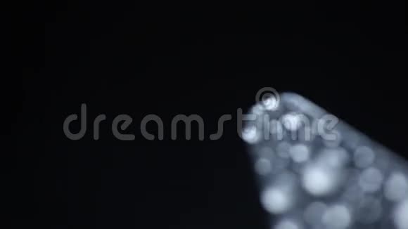 调色板刀上的水滴视频的预览图