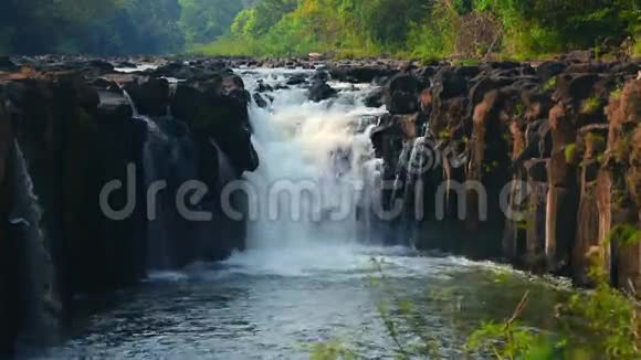 泰国高耀国家公园深热带瀑布视频的预览图