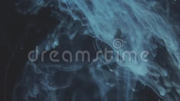 抽象墨水在水中流动视频的预览图
