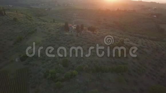 空中夏日托斯卡纳乡村景观视频的预览图
