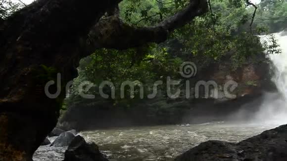 泰国高耀国家公园深热带瀑布视频的预览图