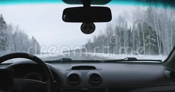 开着一辆车在冬天的路上视频的预览图