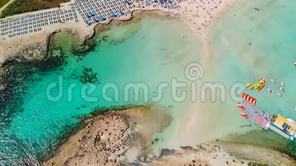 地中海美丽海滩的鸟瞰图视频的预览图