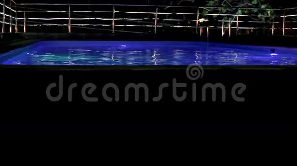 豪华酒店夜间游泳池视频的预览图