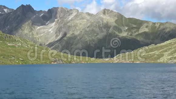 瑞士阿尔卑斯山脉的山峰和湖泊景观视频的预览图