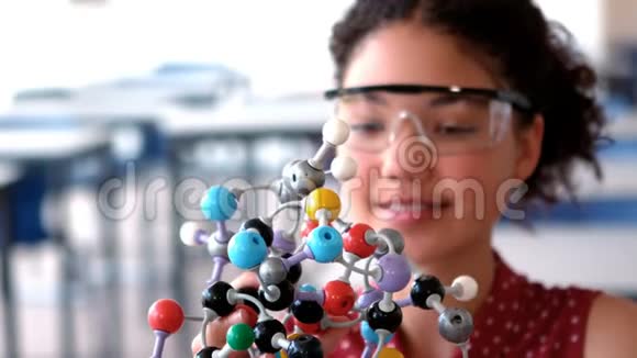 细心的女学生在实验室进行分子模型实验视频的预览图