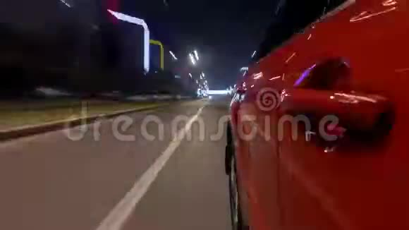 快速驾驶汽车在城市时间超移的一条夜间大道上的城市景象视频的预览图
