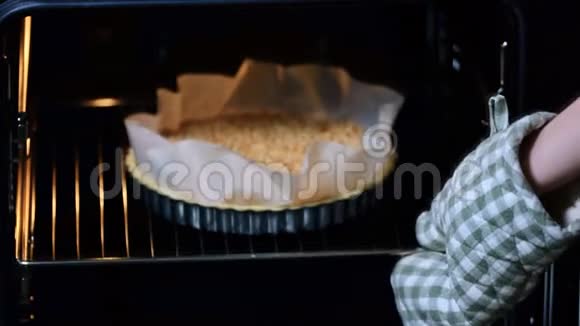 女人烤皮做馅饼视频的预览图