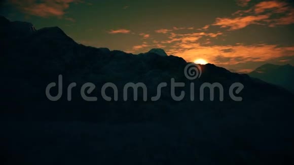 黎明时分飞越山峰视频的预览图