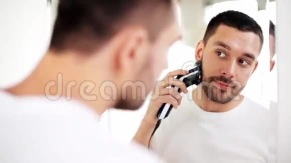 带修饰器的人刮胡子视频的预览图