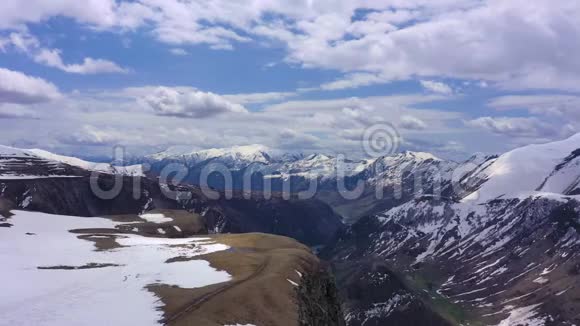 空中观景高加索山脉视频的预览图