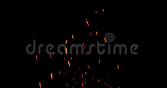 营火产生的火花灰烬在黑色背景上升起危险爆炸视频的预览图