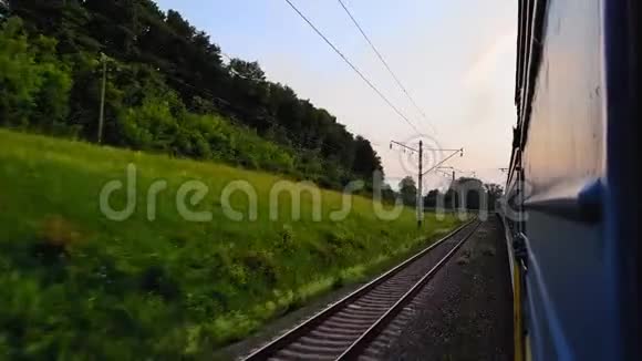 从高铁上看日落前有山有林的美景从视频的预览图