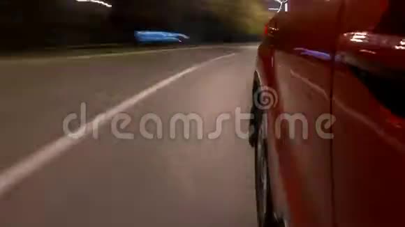 快速驾驶汽车在城市时间超移的一条夜间大道上的城市景象视频的预览图