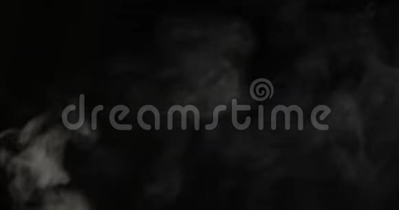 白色烟雾在黑色背景下漂浮在空间中视频的预览图