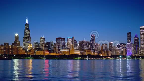 从密歇根湖欣赏芝加哥天际线夜景视频的预览图