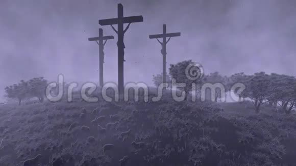 耶稣在十字架上时光流逝的云彩和暴风雨的天气倾斜视频的预览图