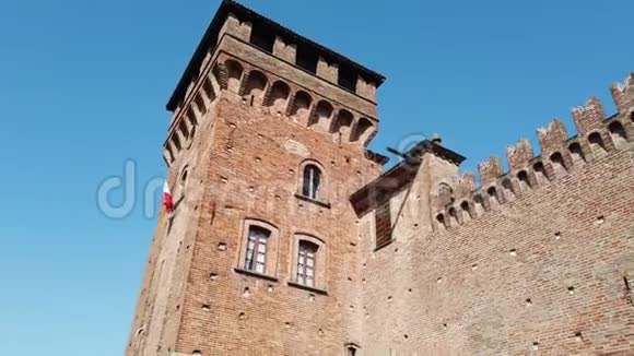 乌格纳诺贝加莫意大利村庄中心的中世纪城堡视频的预览图