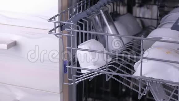厨房洗碗机篮子里的脏白色盘子视频的预览图