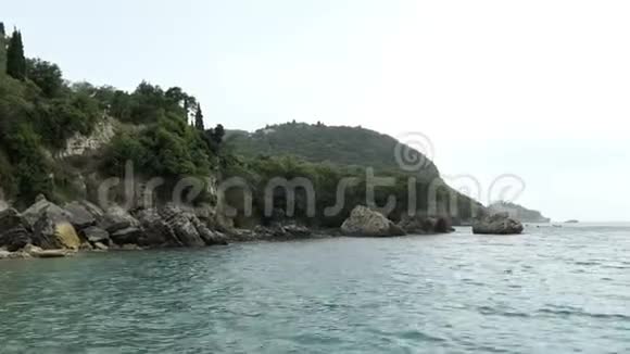 希腊科孚岛的利阿帕德斯和古洛卡斯特利察海岸线和海湾视频的预览图