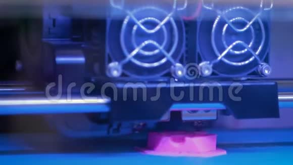 3D印刷机制作塑料模型视频的预览图