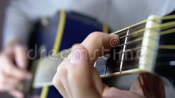 音乐家把和弦夹在声学吉他上感到不安慢动作视频的预览图