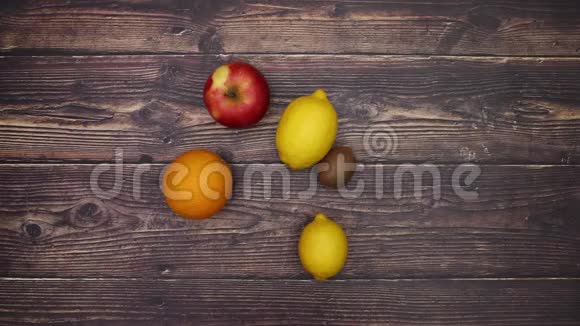 木制桌子上的水果和蔬菜停止运动视频的预览图