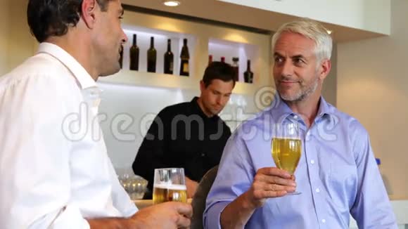 男性朋友一起喝啤酒聊天视频的预览图
