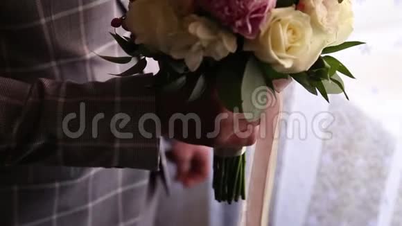 新郎正在为婚礼穿衣新娘的配饰夹克鞋子袖扣一个打扮的年轻人视频的预览图