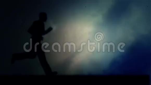 男人在风暴和闪电下快速奔跑循环视频的预览图