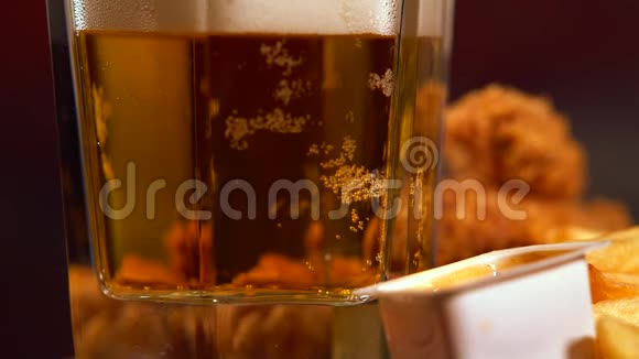 把啤酒倒入一杯金色的啤酒里视频的预览图