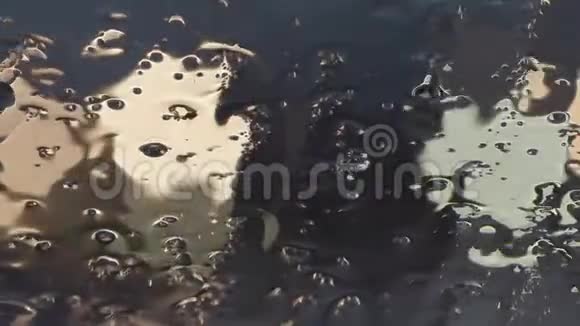 车窗上的雨滴关上了视频的预览图