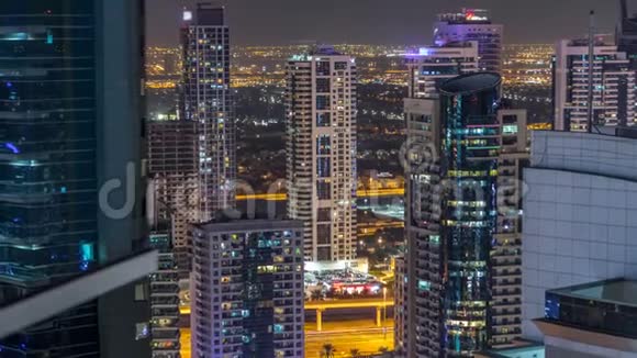 迪拜码头和JLT摩天大楼空中天际线夜间时间推移视频的预览图
