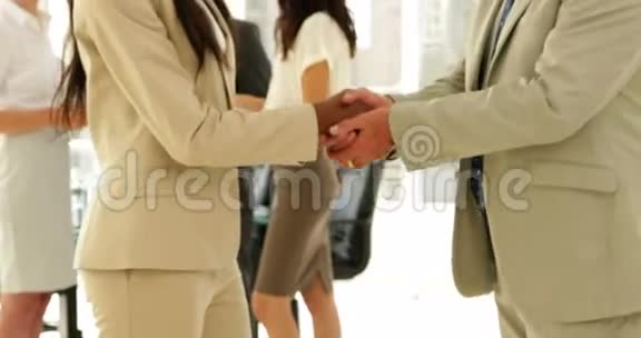 商务人士一起聊天握手视频的预览图