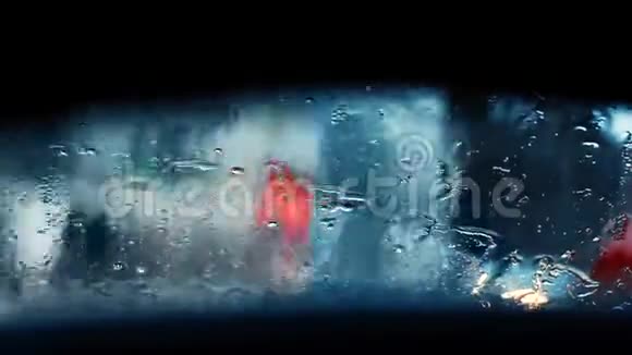 车窗上的雨滴关上了视频的预览图