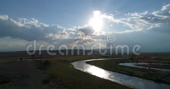 日落时的库雷草原俄罗斯阿尔泰的无人机射击视频的预览图