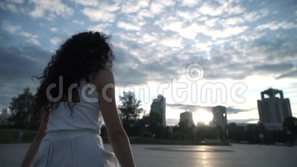 城市背景的女人视频的预览图