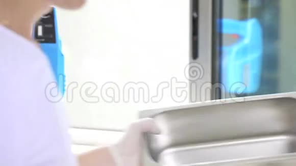 厨师用专业机器准备冰淇淋视频的预览图