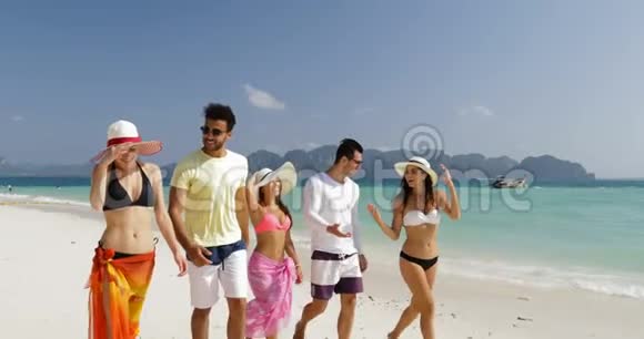 人们在沙滩上散步聊天男子和妇女交流旅游团体暑假视频的预览图