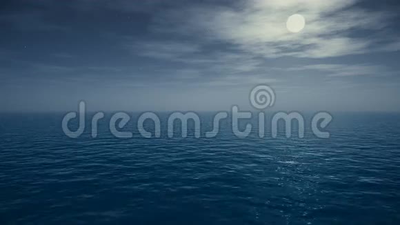 月亮和闪烁的星星对海洋的反射视频的预览图