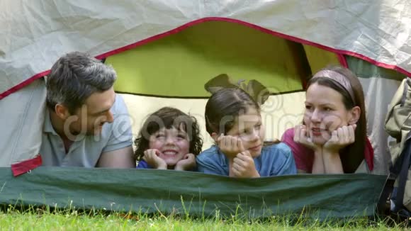 一家人在他们的帐篷里露营视频的预览图